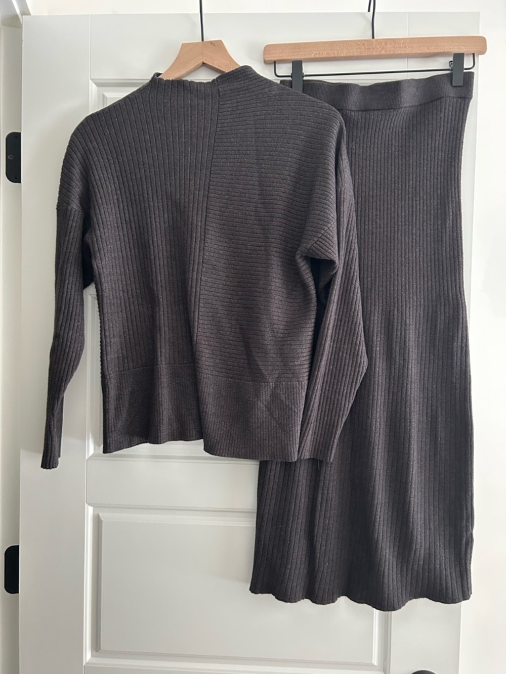 Like New MDRN Two-Piece Rib Set